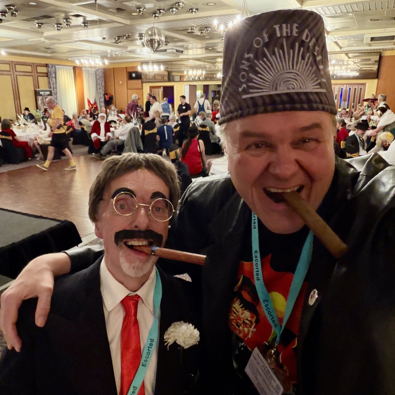 Pekka Lehtosaari fetsissään ja Mark Groucho Marx -asussa, molemmat sikari hampaissaan