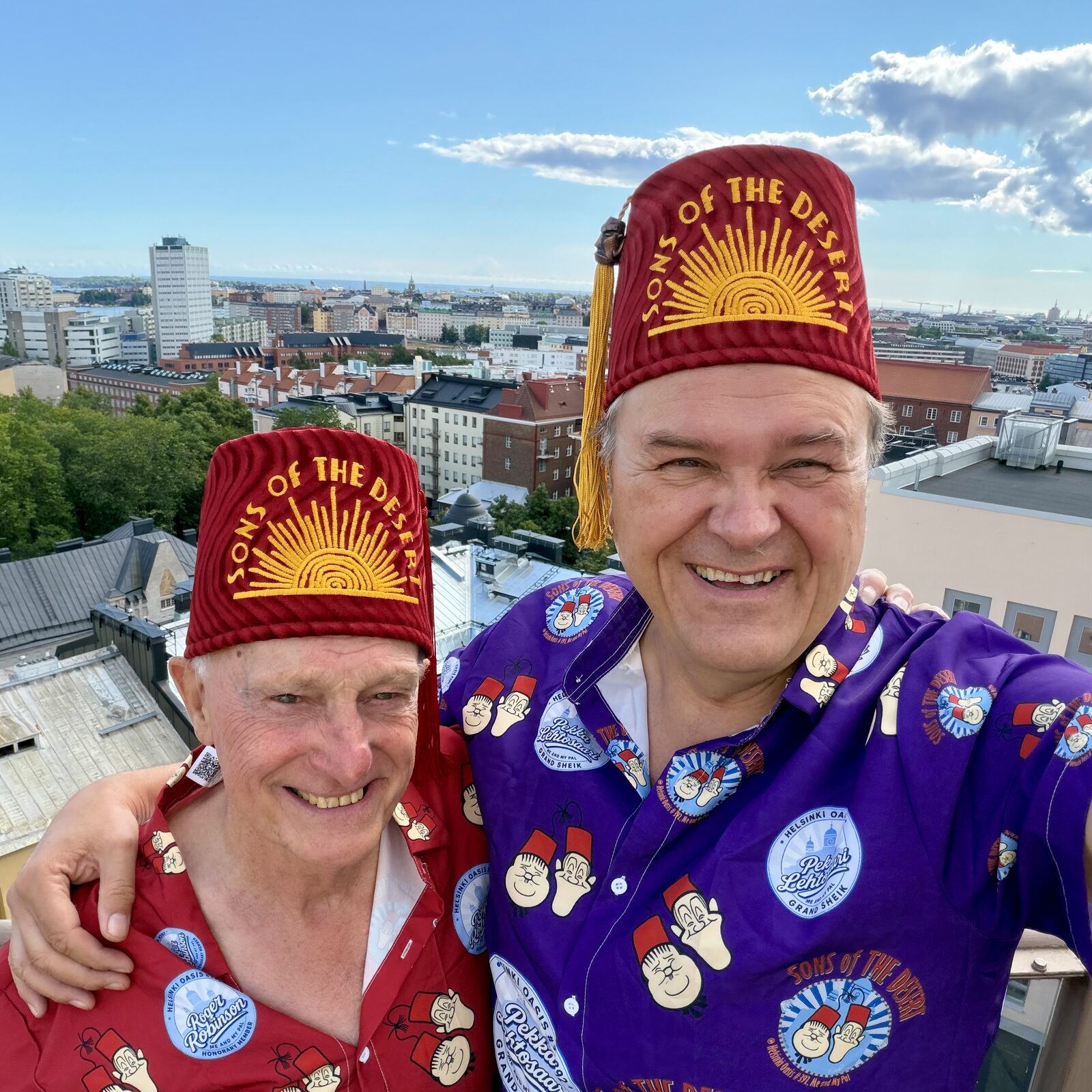 Roger Robinson ja Pekka Lehtosaari fetseissään kattoterassilla Helsingin kattojen yllä