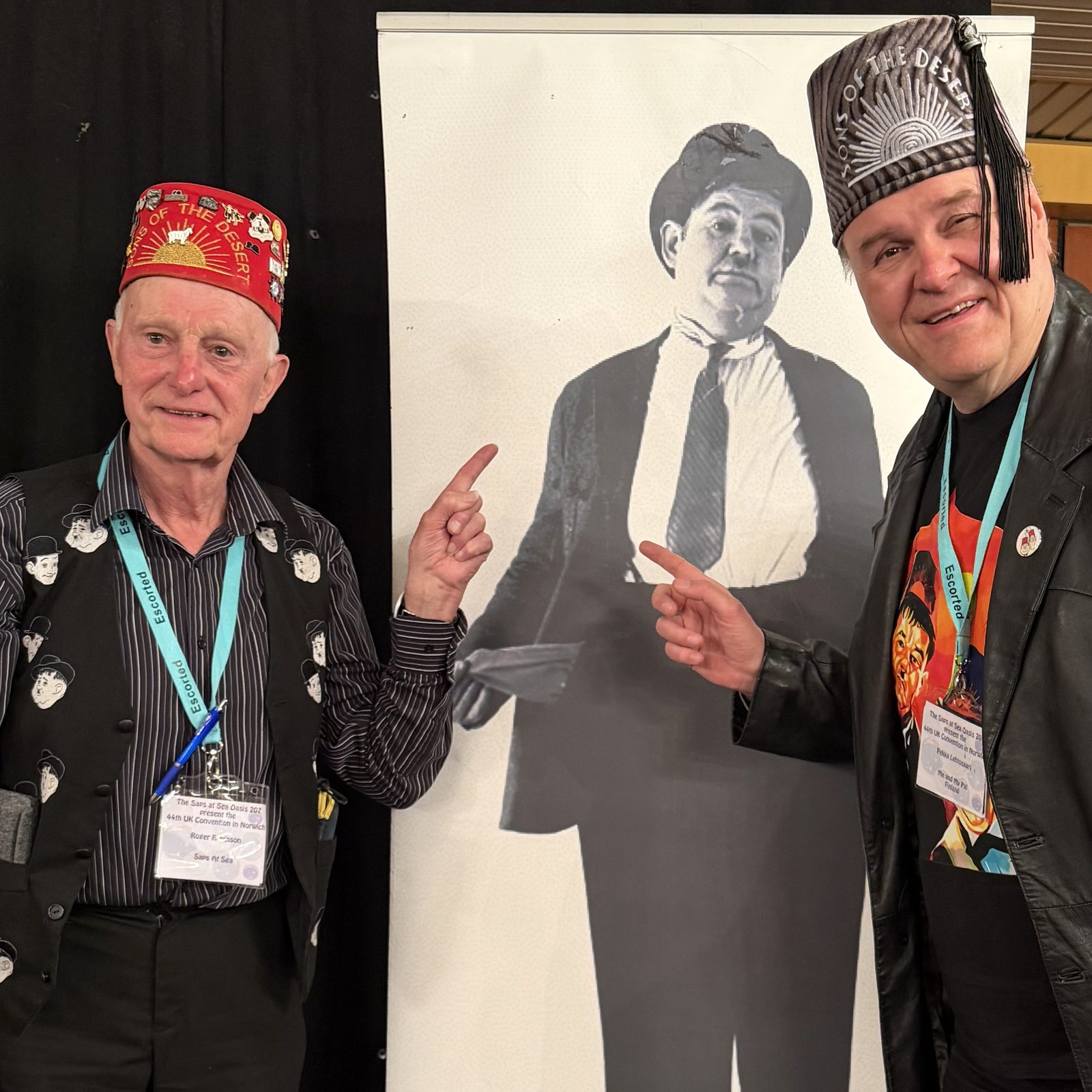Roger Robinson ja Pekka Lehtosaari fetseissään Oliver Hardyn kuvan äärellä